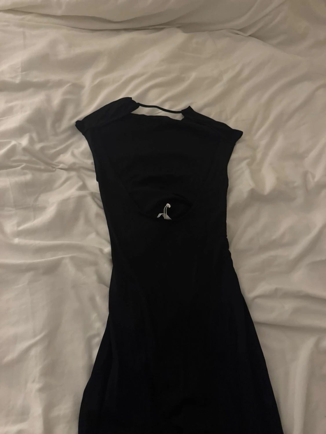 Svart långklänning med öppen rygg - 1