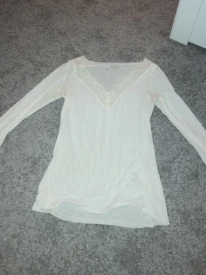 Intimissimi spets topp - Jag säljer min intimissimi topp eftersom den aldrig används, den är i nästan nytt skick och har nästan aldrig använts. Storleken är i S!💕❤️