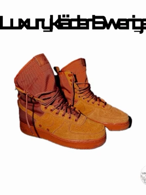 Nike SF Air Force 1 High Dusty Peach 2017  - Nike Air Force 1 kängor i orange mocka och textil. Högt skaft med snörning hela vägen upp och robust platt sula. Snygg streetstil med detaljer i samma färg och klassisk Nike-logga på sidan. Mer frågor el bilder i DM 