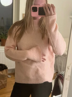 Ljusrosa stickad tröja från Sinsay - Mysig ljusrosa stickad tröja från Sinsay med rund halsringning och långa ärmar.Materialet känns mjukt o skönt ej stickig. Strlk är M men passar mig som är S