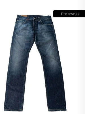Dondup Lucky Distressed Slim Fit Jeans (Navy) - Snygga dondup jeans i fint skick. De är köpta begagnade från Store Enda för 1099 kr. Se kvitto på sista bilden. Men har ej kommit till användning då dom var för små. Storlek 33 men gissar att dom passar någon med storlek 30/32. Innerbenslängden är ungefär 80cm och midjan (rakt över) är 43cm. För fler frågor är det bara att skriva. Priset går att diskutera 