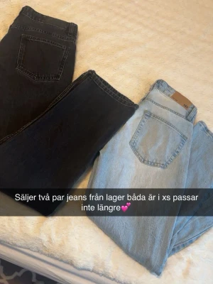 Två par jeans från Lager 157, storlek XS - Två par snygga jeans från Lager, ett par i svart och ett par i ljusblå denim. Båda är i stretchigt material. Perfekta för dig som gillar enkel och stilren look. Är 165 cm lång passar jättebra till denna längd. (Köptes för ca 500 styck)