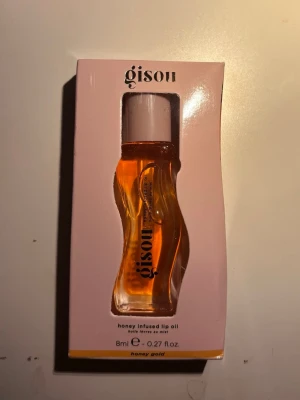 Gisou Honey Infused Lip Oil - Säljer den tiktok populära Gisou Honey Infused Lip Oil. Helt ny, har inte ens tagit ut den ur förpackningen. Fick den i julklapp med ville ha en annan färg men var för sent att byta. Nypris är 309kr.