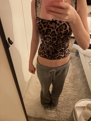 Zara leopard linne  - Säljer denna för den inte används längre. Väldigt mjukt stretchigt material. Storlek S 🥰
