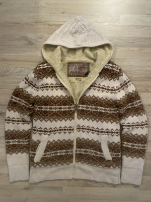 Fodrad stickad cardigan - Otroligt snygg, varm och skön brun beige fodrad stickad cardigan med mönster. Passar perfekt till kallare väder. Priset kan såklart diskuteras!