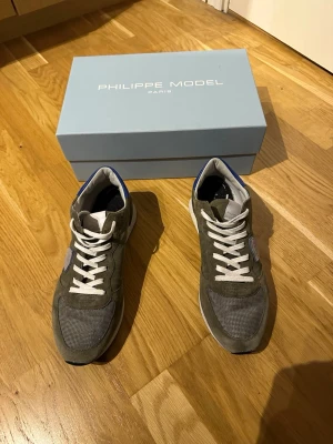 Philippe model - Säljer dessa Philippe model trainers i olivgrön. Skorna är i nytt skick och bara använda ett fåtal gånger + låda o dustbag tillkommer. Tveka inte vid frågor eller om ni undrar något. Pris kan diskuteras vid snabb affär.