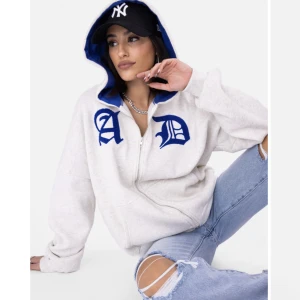 Zipup tröja - Jätte cool zipup tröja som är helt slutsåld på hemsidan!!💗 den är lite nopprig, kan skicka bild