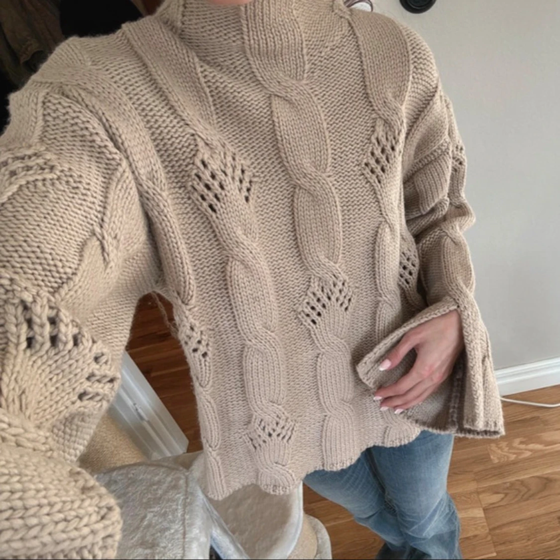 Beige stickad polotröja med kabelmönster - 1