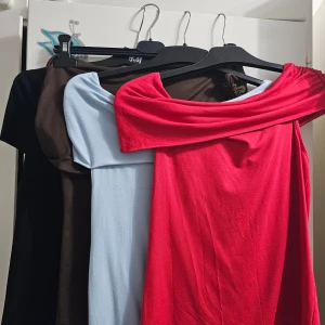 Offshoulder toppar i flera färger - Säljer flera offshoulder toppar från H&M i svart, ljusblå, röd och brun. De har en tight passform och är tillverkade i mjuk stretchig polyester. Perfekt för dig som gillar enkel men snygg stil med en twist. Köpta för 279 kr styck. Alla är i M men passar S bäst men brun passar M också bra.