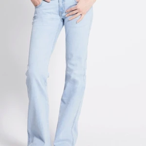 Ljusblå bootcut jeans från 157 - Ljusblå jeans från 157 med bootcut-passform och klassisk femficksdesign. Jeansen är i jätte bra skick då jag bara har använt de en gång. De är i storlek S full length. Säljer billigt då jag vill bli av med dom❤️ modellen Paris 