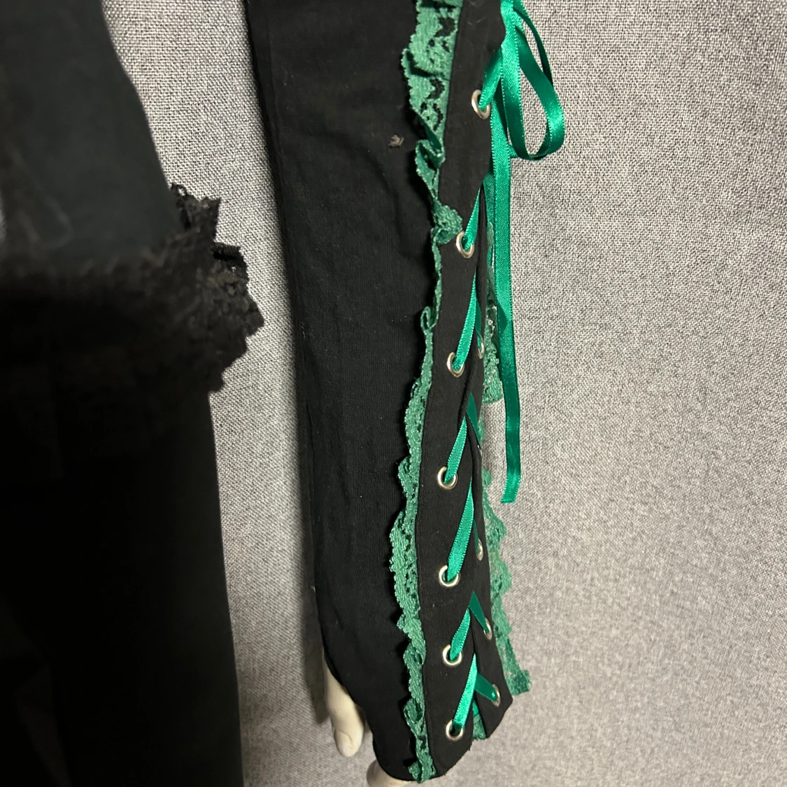 Svarta långa handskar med grön snörning - 1