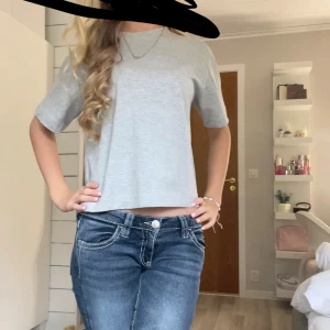 Grå t-shirt från Gina Tricot XS - En basic grå t-shirt från Gina Tricot i modellen elevated basics. T-shirten har rund halsringning, korta ärmar och en lite loose passform. Perfekt till jeans eller kjol för en enkel och clean look.