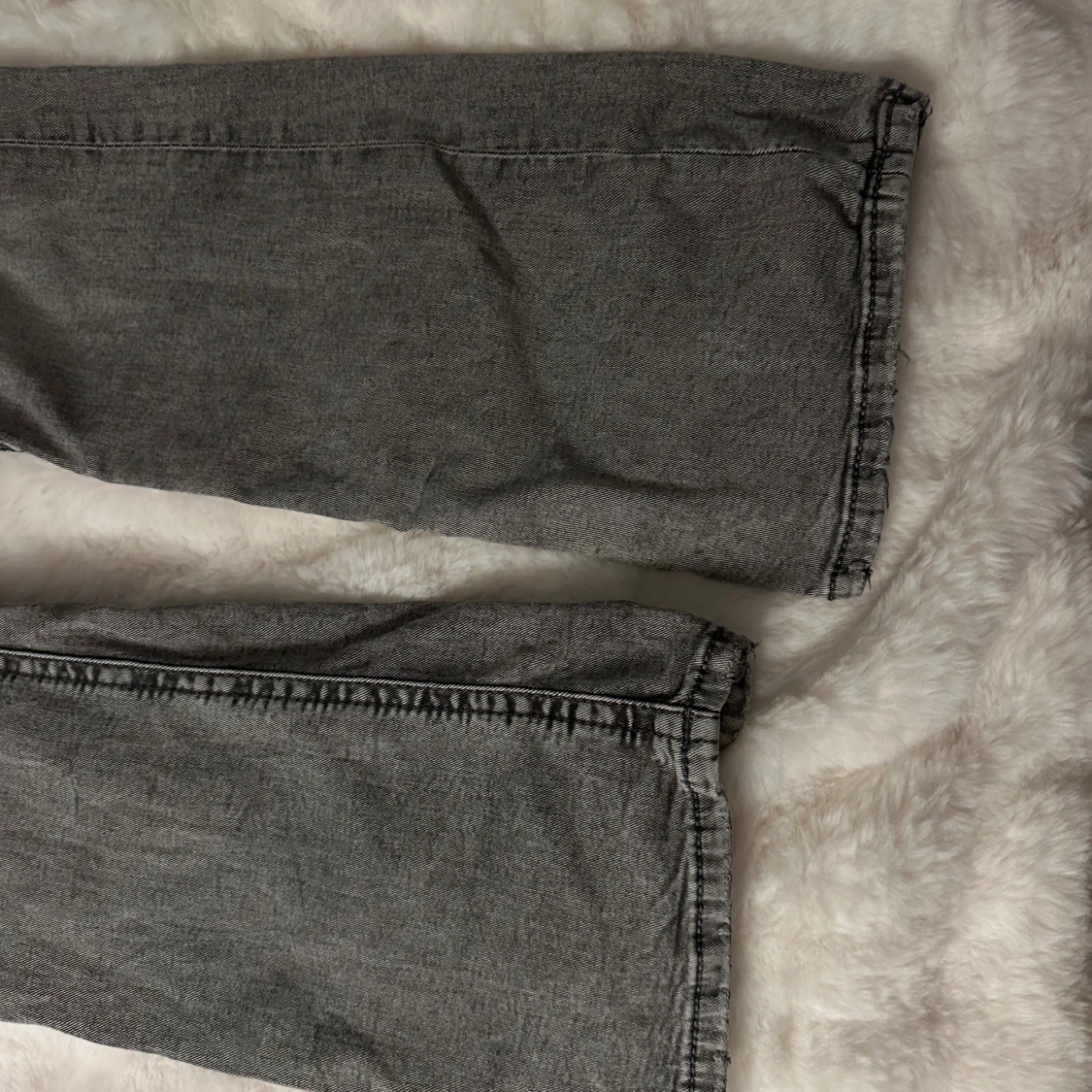 Grå bootcut jeans med fickdetaljer - 3