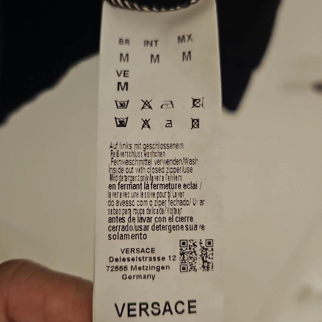 Svart hoodie med gul brodyr - 3