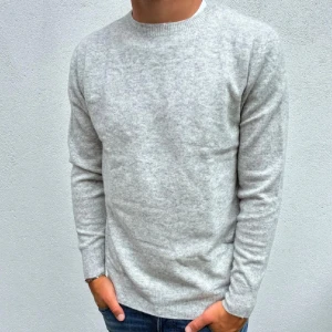 Stickad/ Kashmir tröja - Säljer en stilren grå stickad tröja stickad ock kashmir . Storlek M i bra skick