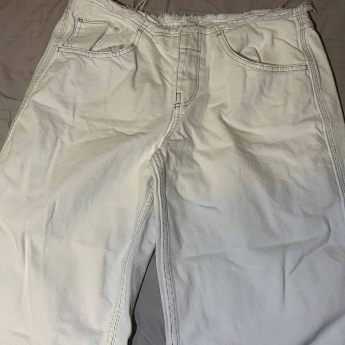 Low waist vita jeans med rå kant - 1