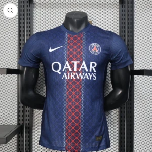 PSG matchtröja Nike 25/26 - Snygg PSG fotbollströja från Nike i mörkblått med rött och vitt mönster längs mitten. Tröjan har korta ärmar, klubbmärke på bröstet och Qatar Airways-tryck framtill. Perfekt för dig som vill visa ditt stöd för Paris Saint-Germain.