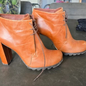 Supersnygga ankelboots med klack - Don Donna , storlek 40. Brun färg . 