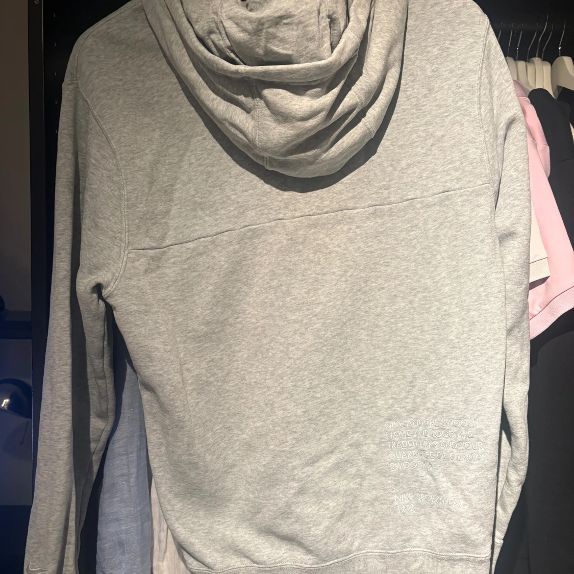 Grå hoodie från Nike Swoosh - 1