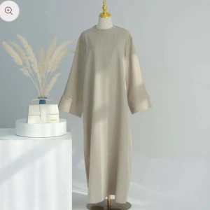 Beige linne abaya - Säljer en abaya i väldigt gott skick. Den sitter löst på kroppen. Passar längder 158-165cm och storlekar S-L