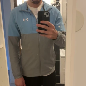 Under armour jacka  - Använd fåtal gånger, fräsch och mycket bra skick. Det är en unikare modell som är svår att hitta 💙