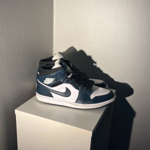 Jordan 1 - Jordan 1 armory navy som jag ej använder längre, sparsamt använda  . Inga defekter.