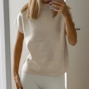 Beige stickad topp med kort ärm - Så fin tröja, sparsamt använd💗