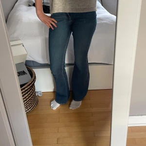 Blå bootcut jeans - Superfina bootcut/flare jeans från bershka. Dom är inte äldre än ett år gamla men jag säljer dom då dom nästan aldrig kommit till användning. Dom är lite högre i midjan men sitter väldigt bra och skönt. Hör av er vid frågor osv och kolla gärna in min profil för fler snygga kläder (bla jeans). 