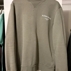 Björn Borg tröja - Enda deffekt är den fläcken som jag visar på bilden, kan skicka med byxorna som är i storlek L för +100kr