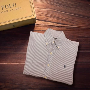 Randig skjorta från Ralph Lauren XS -  Storlek: XS Färg: Vit / Blå Skick: 8/10 (litet ej synligt hål på baksidan) Passform: Slim Fit Material: 100% bomull 📦Skickar så fort som möjligt. Skriv om du har frågor.