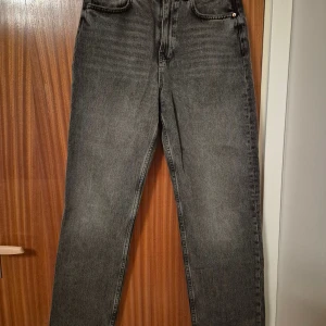 Grå jeans från Gina Tricot - Lite nötta längst nere vid bensluten men annars inga tecken på användning, endast använda någon enstaka gång