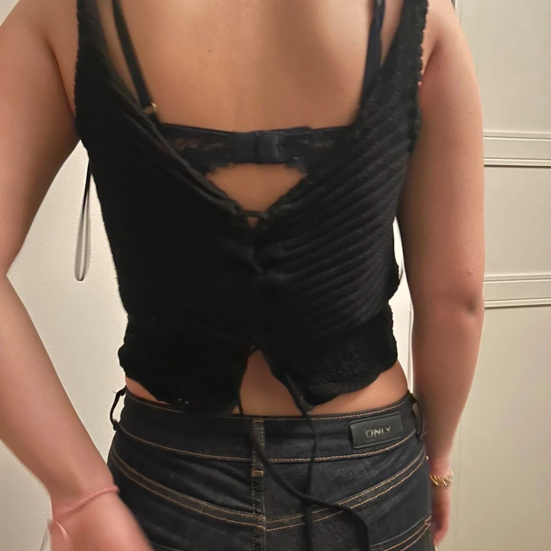 Svart stickad croppad linnetopp - 1