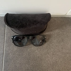 Tom Ford solglasögon  - Säljer nu mina tom Ford solglasögon. Model: olivier. I bra skick! 