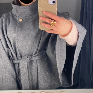 Grå ponchokappa med bälte och knapp - För stor för mig, använda ett par gånger. Jätte fin!!
