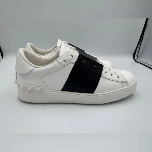 Valentino open stl 44 - Säljer dessa eftersom inte längre används, använd ett par gånger men ser fräscha, ord pris: cirka 5000kr, mitt pris 2449kr. Pris kan diskuteras vid snabb affär,  