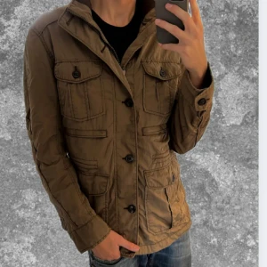 Brun Fieldjacket  - Perfekt nu i det kylliga vädret! Skriv vid fundering ✌️
