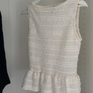 Fin peplumtopp - Jättefin beige peplumtopp från hm! Har aldrig använts därav väldigt bra skick!