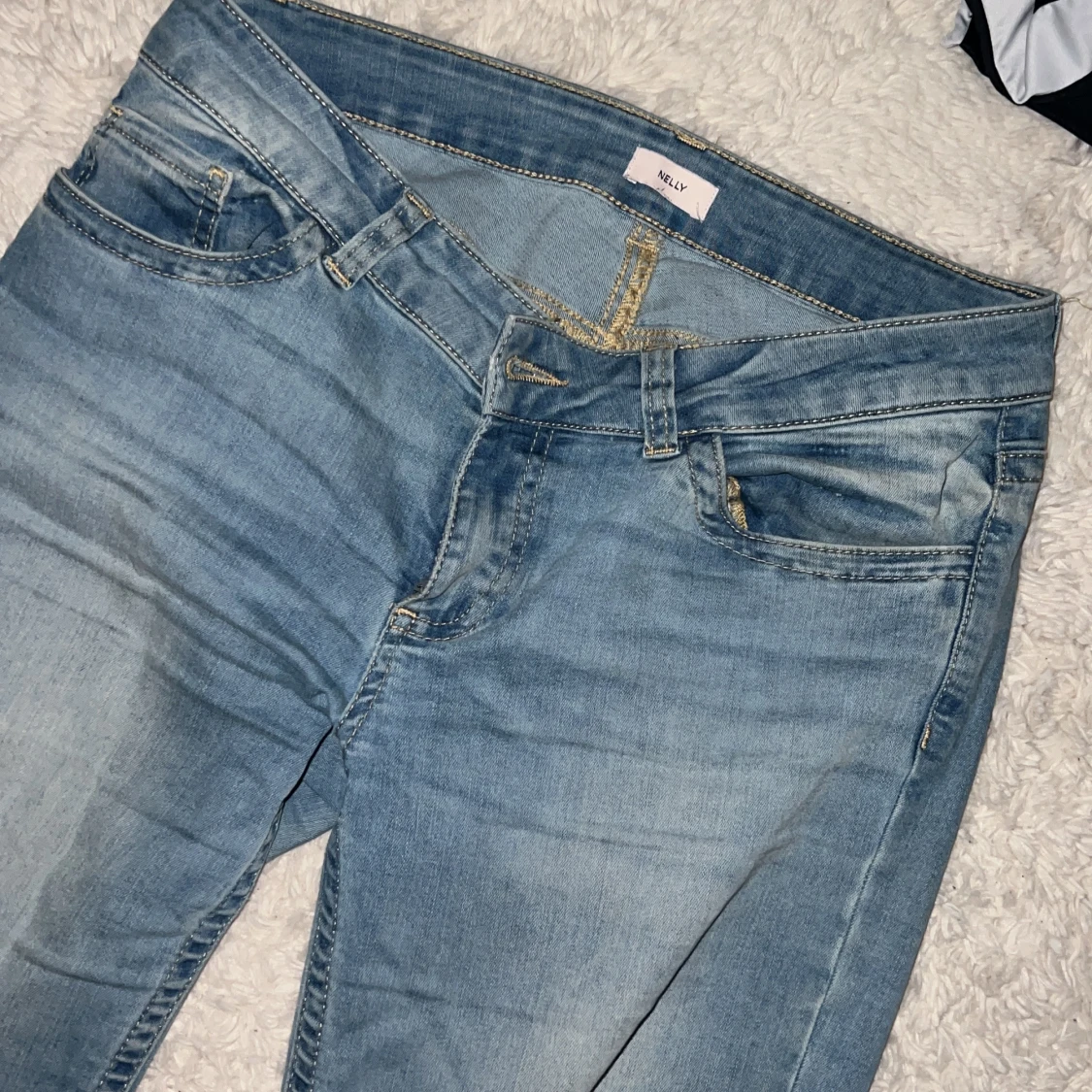 Ljusblå jeans med slitna knän från Nelly - 1