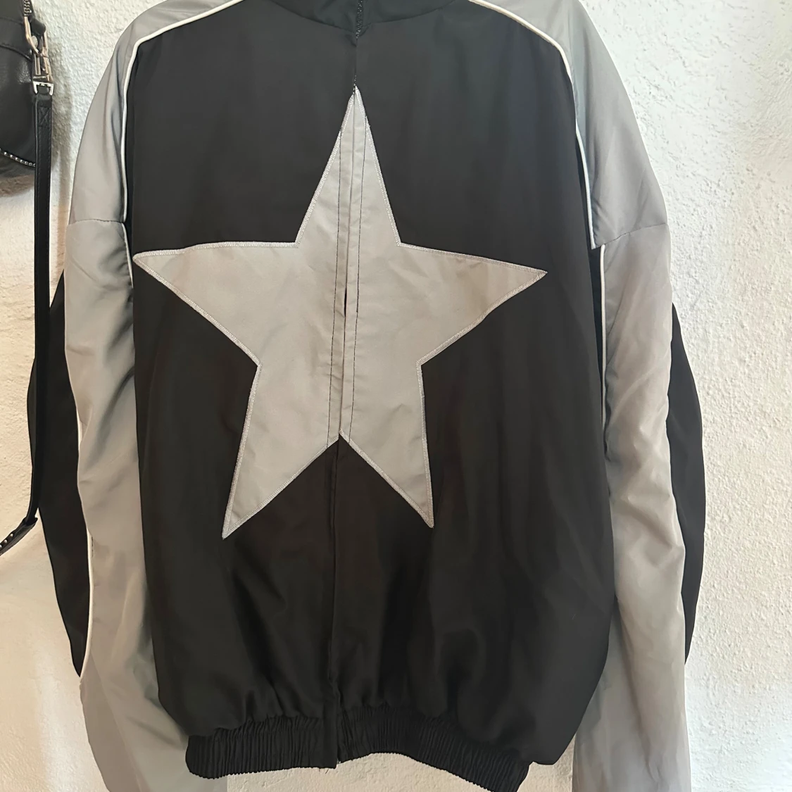 Svart och grå vindjacka med stjärna HELT NY!! - 1