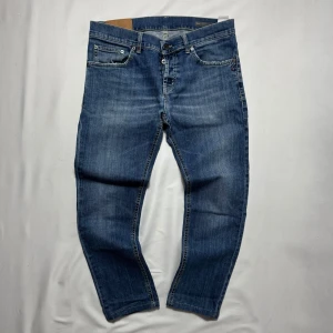 Dondup Mius - Blå jeans från Dondup med schysst tvätt och unika detaljer.                                                     Modell: Mius.                                                                      Storlek: 33.                                                                           Skick: 9/10.                                                                         Tveka inte att höra av dig vid minsta fundering!