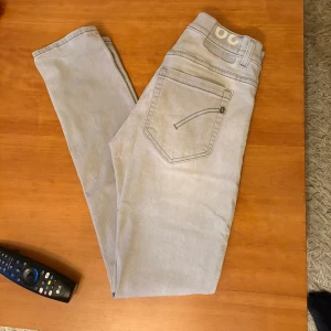 Dondup George - Säljer nu dessa feta Dondup George i storleken 29. De är i en ljusgrå färg och riktigt dunder skick! Hör av er vid funderingar!