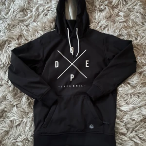 Dope skidjacka - Skidjacka från dope i storlek xs i den vanliga ”hoodie” modellen, jättefin och varm skidjacka! Den har fack för skidkort och även så man kan öppna dragkedjor under armarna. Använd två gånger men köpt begagnad!