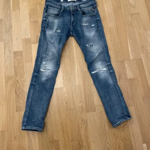 Replay Anbass - Tja! Säljer mina fina replay anbass som tyvärr har blivit för små. Storleken är W30 L32. Jättesnygga slitningar till jeansen som är perfekta för både vardag och fest. Hör av dig vid minsta fråga eller fundering!