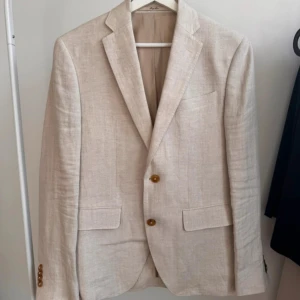 Cremefärgad linnekavaj - Linnekavaj (herr) i storlek S, slim fit, från Mango. Aldrig använd, dock ingen prislapp kvar. 100% linne. Nypris: 1199 kr.