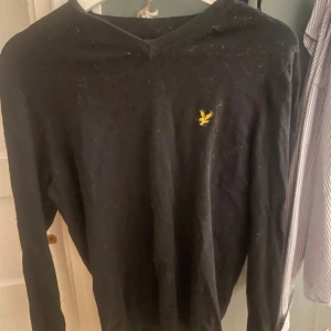  bundleLyle & Scott v-ringad tröja, svart & mint - stilrena v-ringade tröjor från Lyle & Scott i storlek M och s. En är svart och den andra är mintgrön, båda med den klassiska gula fågel-loggan på bröstet. Tröjorna har långa ärmar och är tillverkade i mjukt bomullsmaterial. Perfekta för lager-på-lager och snygga till jeans.