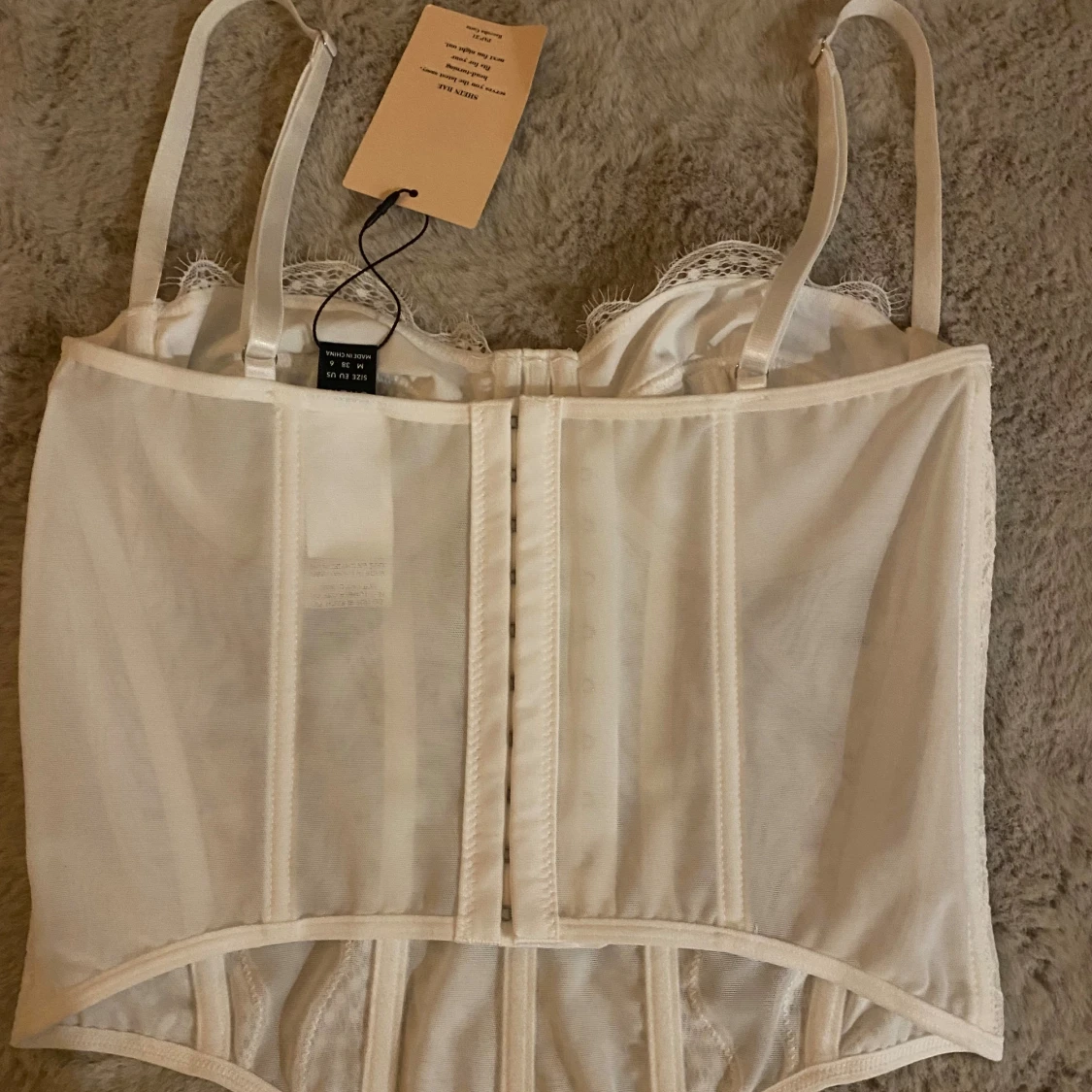 Vit spetskorsett  - 1