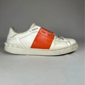 Valentino Open Dubs - Valentino open Vit/Orange | Orginalbox eller dustbag ingår ej | Storlek 41,5 | Vita dubs på hälen | Nypris ‼️6000kr+‼️ | Skriv om frågor uppstår så svarar vi snabbt och ärligt! | Priset är absolut inte hugget i sten! | \\ MvH By, Olsén, Closet