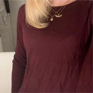 Vinröd långärmad tröja -  vinröd långärmad tröja med rund halsringning. Storlek S