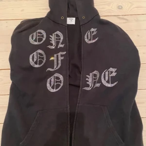 One of one zip hoodie - Säljer en one of one hoddie som inte finns att köpa ny. Skicket är 8/10 då den är använd men inte har några större defekter som syns. Nypriset ligger på 1500 kr. Priset är inte hugget i sten. Kom privat för fler bilder eller vid minsta fundering.