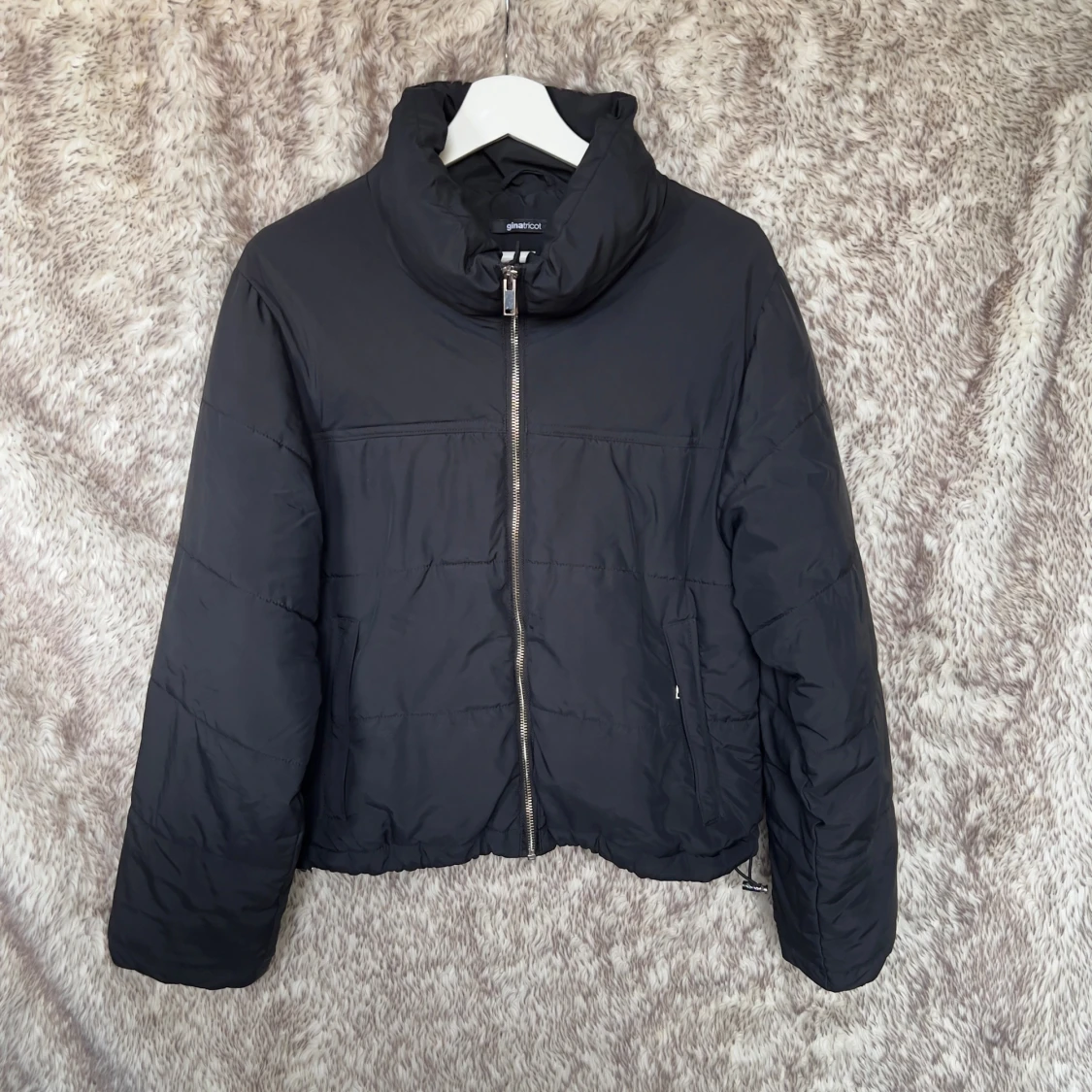 Svart pufferjacka från Gina Tricot
